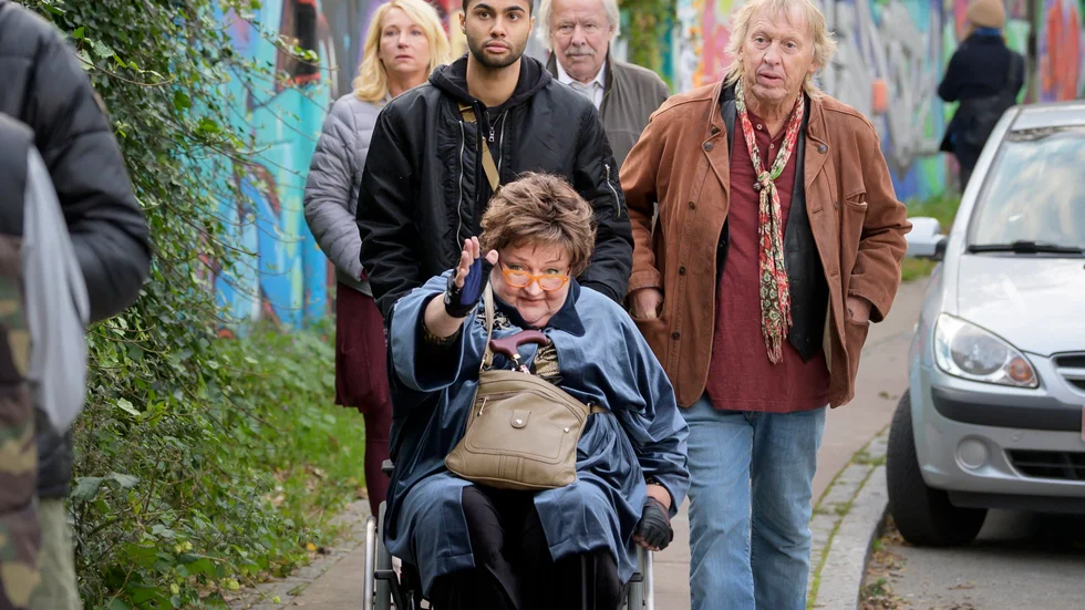 I sann road-movie-tradition hamnar gänget i oväntade situationer under resans gång i "Dag för dag".