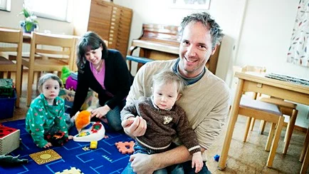 På missionskyrkans öppna förskola i Knivsta Lotta Wiström (personal) och Edward Trayer med sonen Albert och dottern Beatrix.