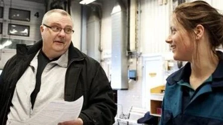 Urban Åkerman och Sofie Asplund på bilprovningen *** Local Caption *** Urban Åkerman tror att tjejer ofta behöver vara bättre än killar i sådana här yrken, för att vinna respekt.