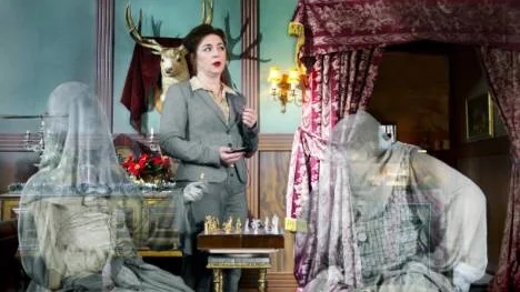 Mamma Kicki (Sanna Persson Halapi) i SVT:s julkalender Mysteriet på Greveholm.