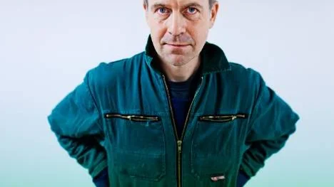 Jan Svenungsson bygger upp sin utställning i galleriet Konsthuset på Vretgränd.