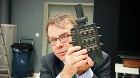 Knut Knutsson med den i kinesiska tempelklockan.