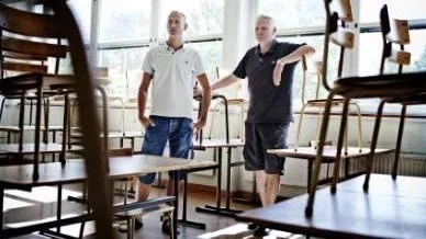 Marin Jansson (till vänster) och Mats Lindquist i ett av klassrummen.