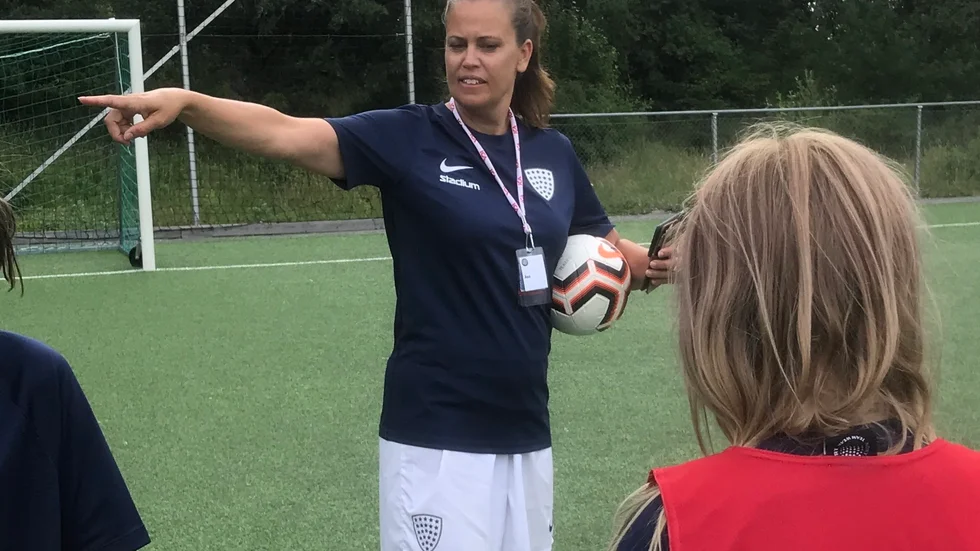 Åsa Petersson var en av instruktörerna på fotbollskollot på Hammarens IP sommaren 2020.