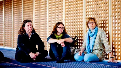 Religionsdialognätverket besöker Uppsala Moské. Från vänster: Eva Åsjö, Präst i Uppsala stift. Hanna Inghammar, Dikon i Gottsunda. och Brittmarie Helgesson, Församlingspräst i Sankta Maria i Stenhagen
