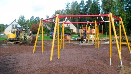 Under arbetet med den nya lekplatsen på grönområdet mellan Stugvägen och Åkervägen i Alunda.