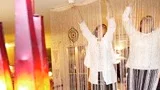 inredningsreportage om Feng shui hos Rose-Marie Brundin. 
fr v Maria Nehlin/fengshuikonsult, Rose-Marie Brundin/boende, provar rumsavdelare