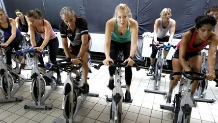 Jenna Johansson (i grönt) satsar på spinning för att komma i form.