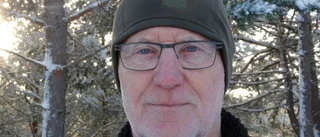 Här ses man i backen