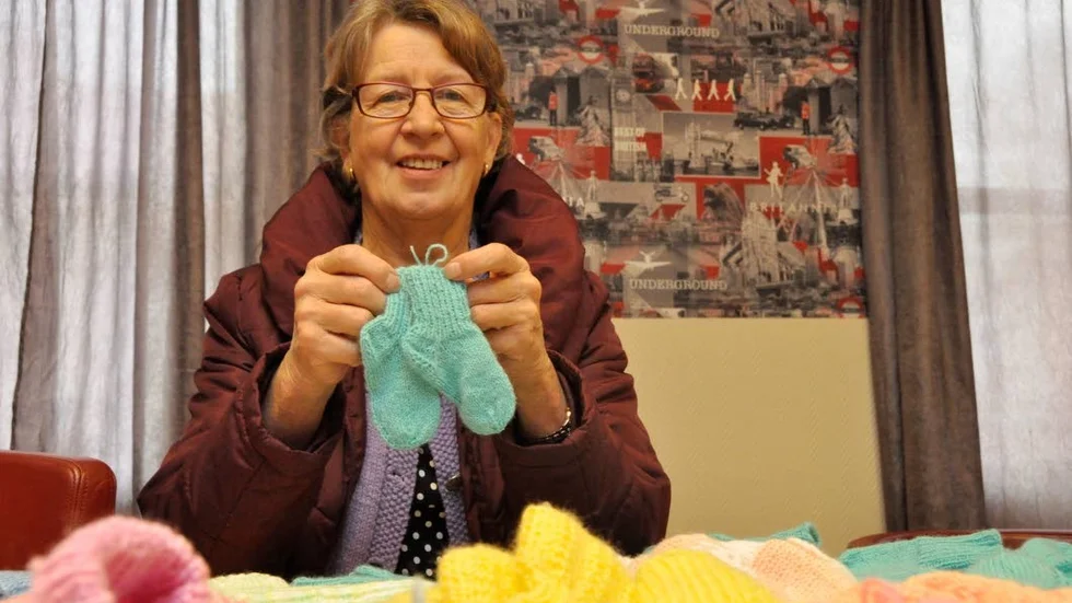 Sockor. Paula Hakulinen har tillsammans med sina vänner i Dannemora-Österby finska förening stickat massor av sockor, vantar och mössor till nyfödda barn.