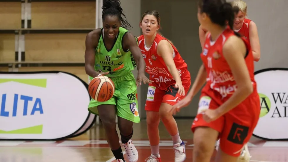 På efterkälken. Uppsalas bäste poängplockare, Vendela Danielsson (röd tröja, nr 6) blir ifrånsprungen av Udominates Salome Kabengano.
