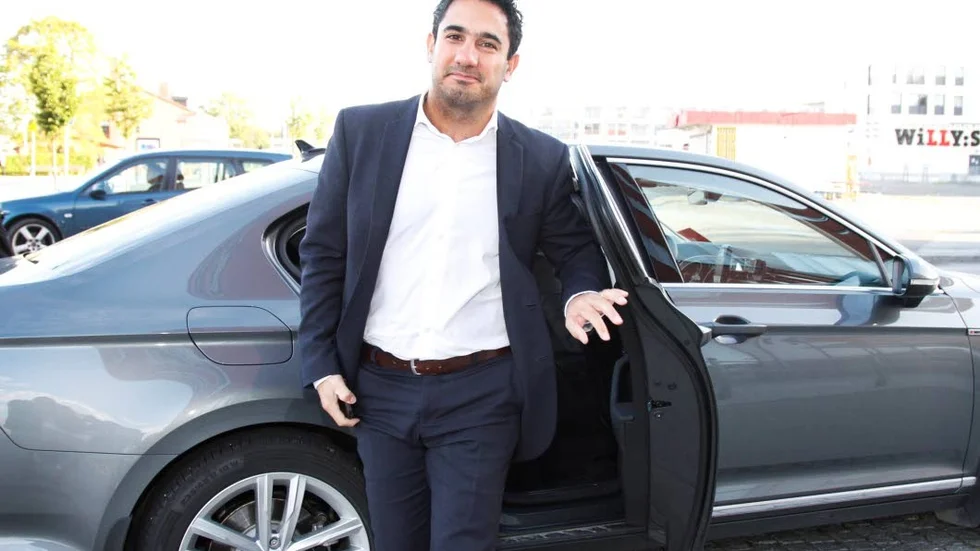 Resvan. Ardalan Shekarabi är van vid bilresor över landet, efter fotograferingen åkte han vidare till Nyköping.