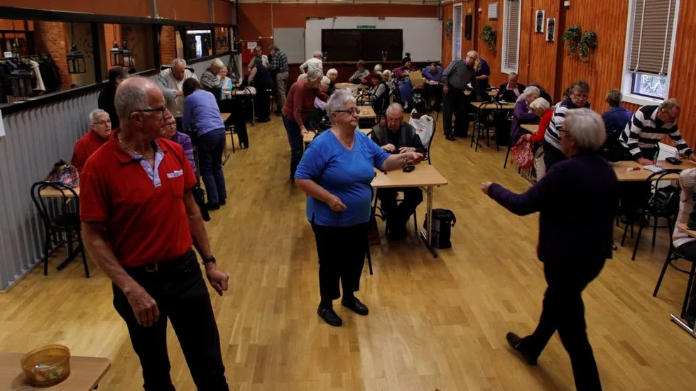 Bingognissel i Möbeln. PRO-medlemmarna som spelar bingo i Möbeln vill veta i god tid när speltillfällen blir inställda. I mitten Ingrid Lindström och till vänster om henne  Per Axelsson som är ansvarig för PRO:s bingokommitté i Tierp
