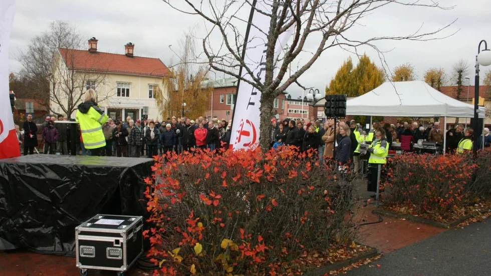 Välfyllt. Invigningsceremonin på Heby torg, som innehöll både tal, musik, fika och officiell vägöppning, var välbesökt.