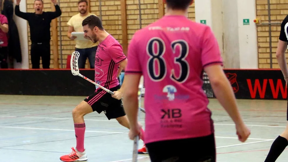 Mål. Har det blivit många. Här genom Jonas Davidsson, tränare Tomas Lindgren jublar.
