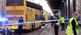 Flicka hamnade under buss