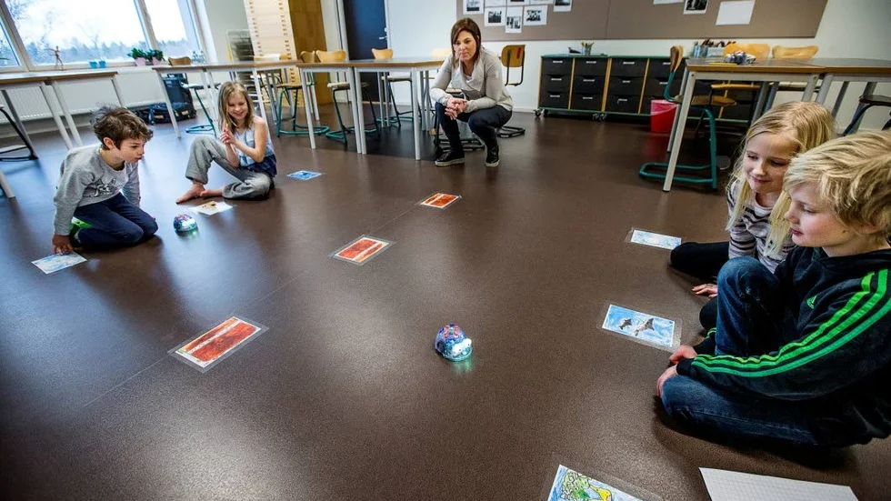Robotar. Gabriel Royce, Wilma Falc, Maria Franzén, Sara Åhgren Lysén och Johannes Fischer arbetar med Bluebotar. De programmerar dem så att de ska gå runt varsin "skattkista".