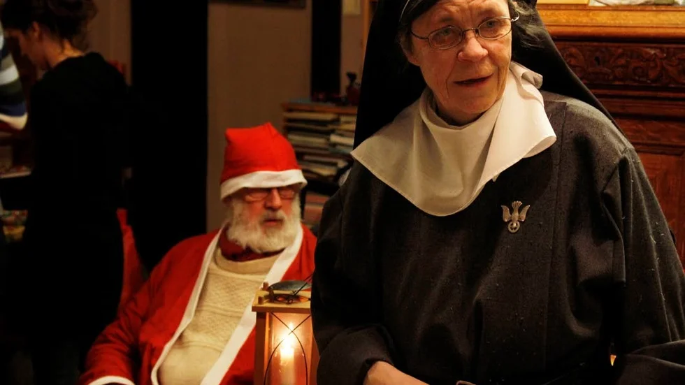 Finns det några snälla barn här? Tomten var sjuk på julafton men kom istället på den årliga festen den 28/12