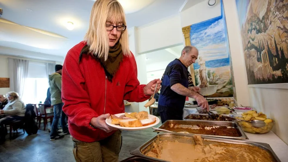 Jullunchen i Grekiska föreningen är ett uppskattat initiativ bland många. Här är Kersti i färd med att plocka från buffén med allt från skinka till tzatsiki.