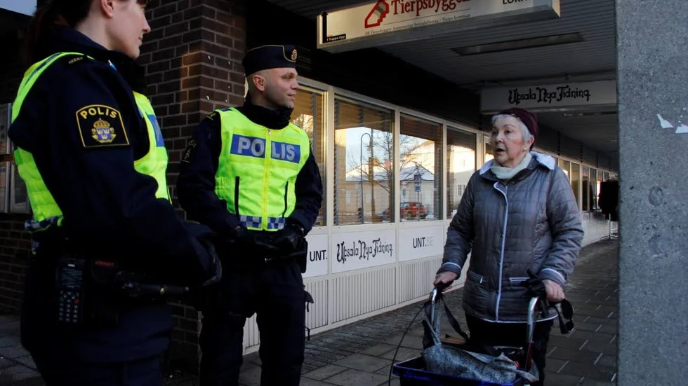 Vilhelminaminnen. Poliserna Jörgen Wilestedt och Johanna Sånglöf i samspråk med Ingrid Ljungmark. Alla tre har kopplingar till Vilhelmina i Västerbottens län. Ingrid Ljungmark känner sig inte helt trygg på Tierps gator.