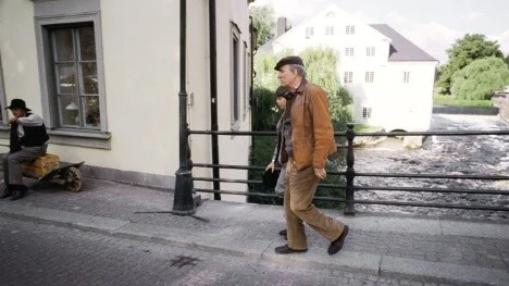 Regissör Ingmar Bergman under inspelningen av Fanny och Alexander. Kring Fyris torg och Dombron i Uppsala 17/9 1981

neg nr: 35886