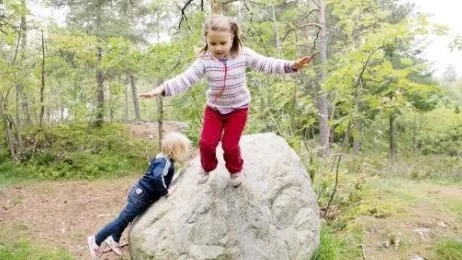 STOCKHOLM 20080915
Hedda, 5 år, älskar att leka i skogen. Den fria lekens betyder mycket för barns kreativitet och motorik, den minskar också stress och ökar den sociala förmågan, menar Friluftsfrämjandet. 
Foto Henrik Montgomery / SCANPIX / Kod 10060