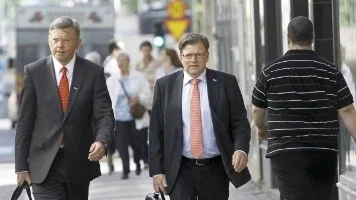 Christian Clausen på promenad i Uppsala med regionchefen Christer Svensson.