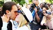 studenten 2010. Studenter från Uppsala praktiska gymnasium springer ut från Fyrisbiografen. Katrina Heikelberg får en kyss av pojkvännen.