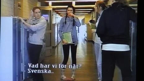 Elever i årskurs nio spelar in film. Filmklipp från "På väg till gymnasiet".