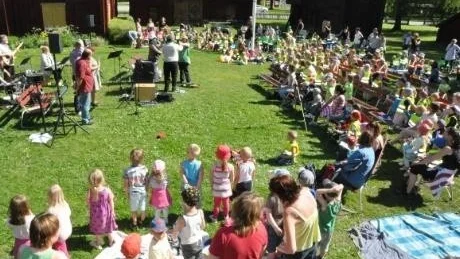 Musikskolans dag för barn och deras dagbarnvårdare. Ett soldränkt Gammelgården fylldes av glada barn och musik med sång, orkester och musiklekar.