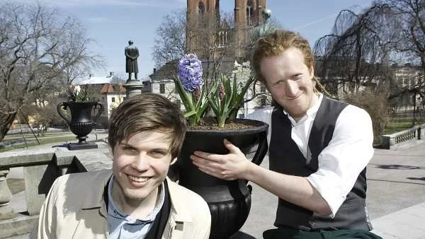 I Universitetsparken syns Gustav Jörtsö och Adam Roigert.