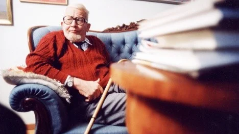 Sven Delblanc, författare, porträtterad i hemmet i Uppsala 1991.