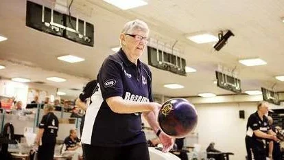 Fyrishov. Birgit Weinemark spelar 80:aden en bowlingtävling för dem som har fyllt 80 år. Birgit började bowla 1988.