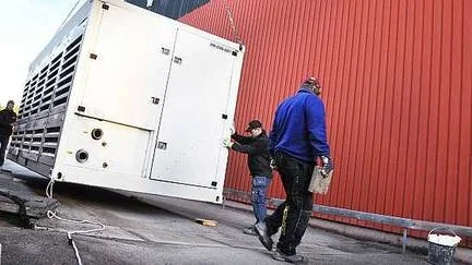 På torsdagsmorgonen lyftes det mobila isaggregatet på plats utanför Vegahallen.