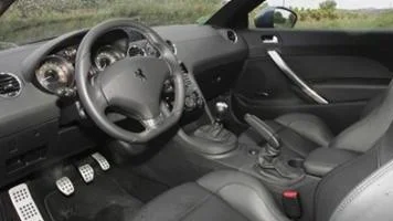 Peugeot RCZ är låg, bred och ser riktigt sportig ut och det är inte bara för syns skull.