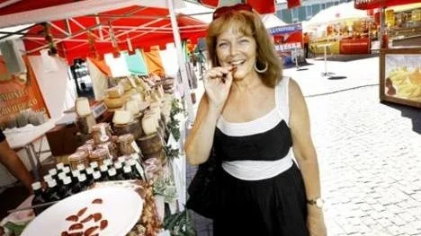 Ingrid Löfström Berg smakar salami.