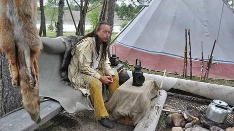 Glenn Grylin förbättrar sin lägerplats för varje år. Lyktor, pälsar och svartkrutsbössor är på plats.