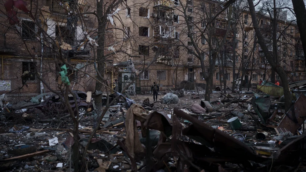 En polis går utanför ett söndersprängt bostadshus i Kiev i fredags.