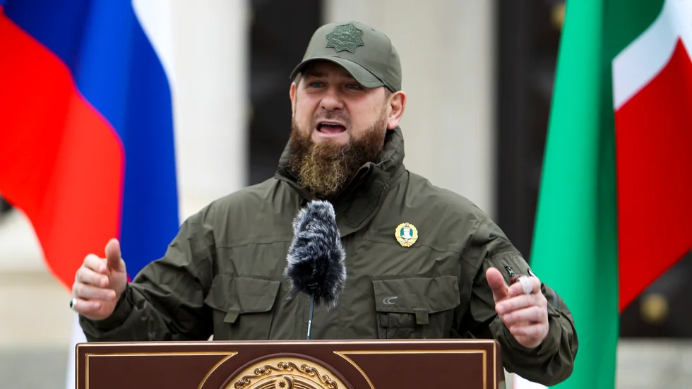 Den ryska delrepubliken Tjetjeniens president Ramzan Kadyrov talar till soldater den 25 februari.