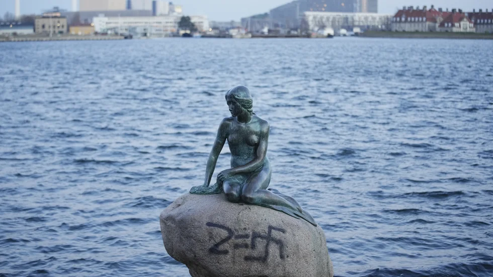 Statyn "Den Lille Havfrue" (Den lilla sjöjungfrun) har utsatts för skadegörelse.
