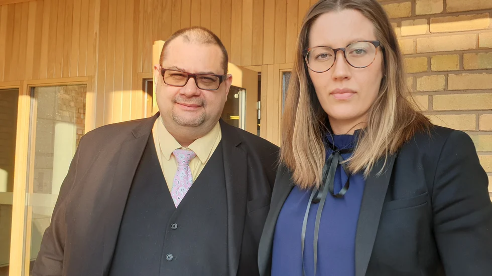 Advokatrerna Marko Tuhkanen och Frida Larsson i en paus under rättegången.