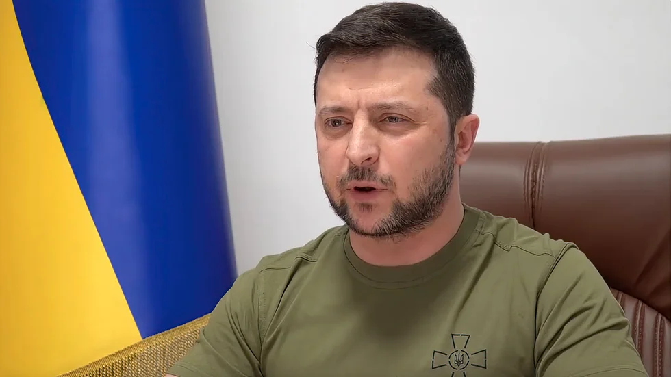 Ukrainas president Volodymyr Zelenskyj pratade med den frisläppta borgmästaren.