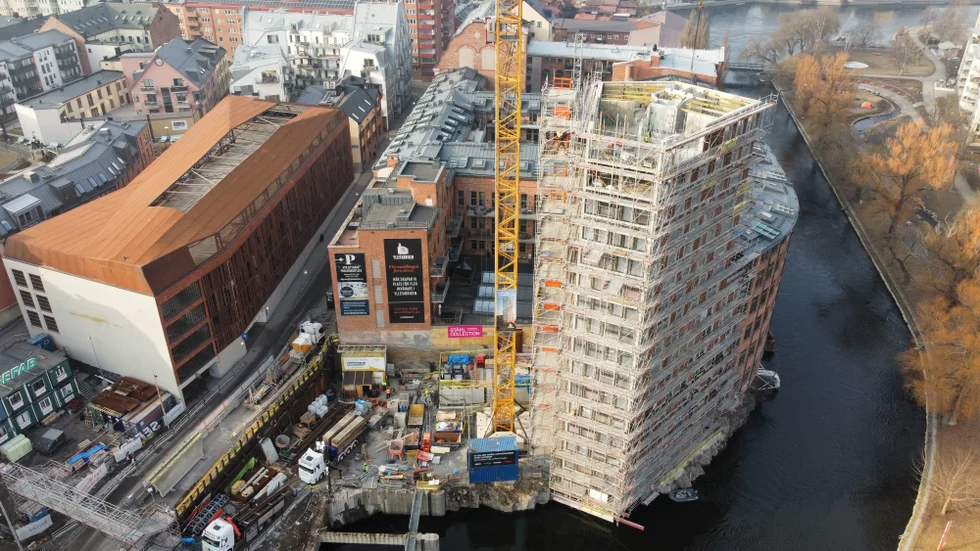 Höghuset vid Yllefabriken blir 17 våningar högt och kommer att rymma 35 bostadsrätter. Lägenheten som blir högst upp, på 186 kvadratmeter, kostar 12,4 miljoner kronor. Den, liksom nästan alla lägenheter, är sålda.