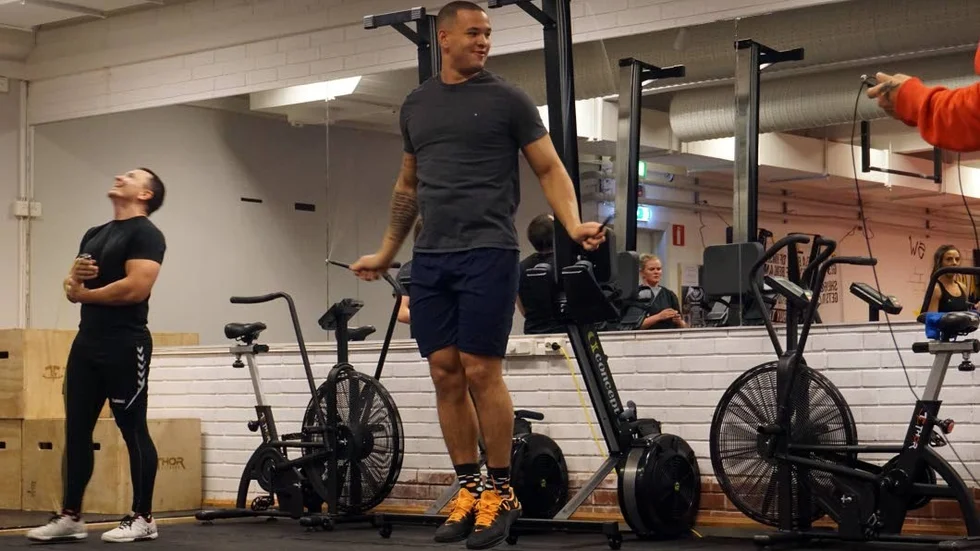 I en lokal på baksidan av Valsta Sim- och Sporthall har elva personer samlats för kvällens pass i funktionell fitness på Märsta Alliance.