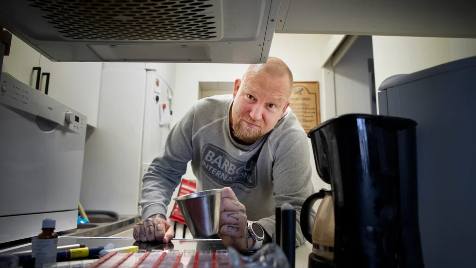 All vätska måste noga mätas eftersom Jimmys kropp inte längre kan producera urin och han riskerar att bli övervätskad.
