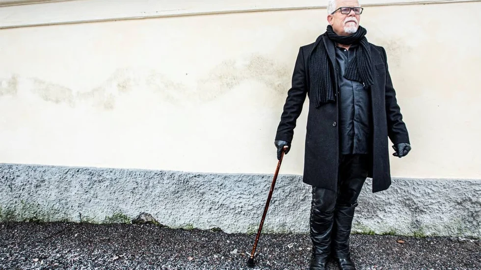 Mattias Gardell poserar i gammal känd miljö. Här vid Dekanhuset där Statens institut för rasbiologi en gång låg.