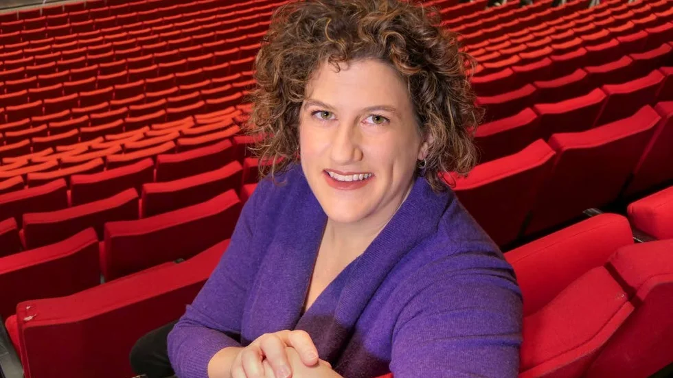 Rebecca Miller på en för henne ovan plats i Konserthusets stora sal. I vanliga fall står hon på scenen och dirigerar Uppsala kammarorkester.