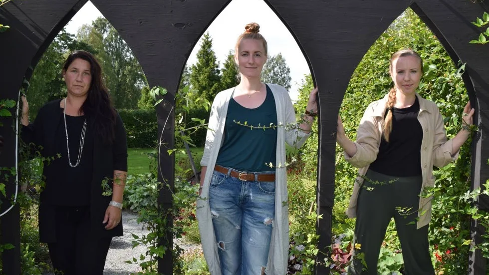 I den sista delen av idéträdgården Livets trädgård har eleverna skapat kyrkoliknandefönster. ”Så att du kan se tillbaka på ditt liv”, säger Ellinor Högsberg, som är en av sex elever på trädgårds-                                   mästarlinjen som skapat Stillheten, den sista delen av Livets trädgård. Från vänster: Ellinor Högsberg, Agnes Zetterquist och Frida Ekström.