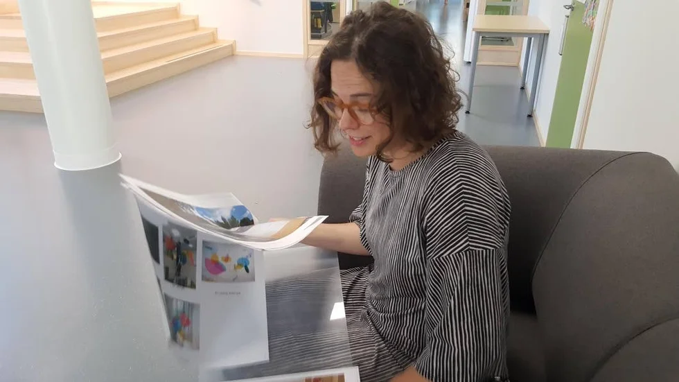 Här visar Ida Pettersson olika skisser som hon tagit fram under arbetet med konstverket.