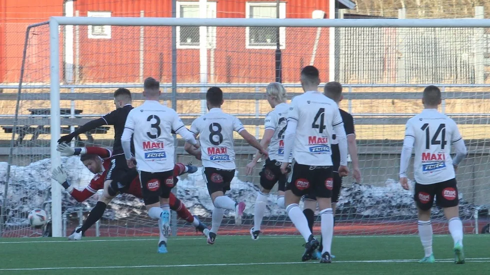 Motala AIF:s målvakt Andreas Carlström dubbelräddar på Erik Björndahls hörnförsök. Maif stod upp bra mot Örebro SK. En bra match som förmörkades lite av oron för Ivan Rakos skada.